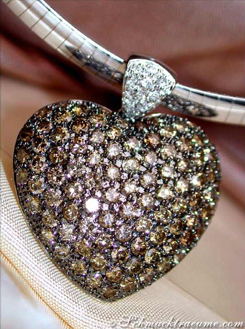 Herz-Anhänger aus Weißgold mit glitzernden braunen Diamanten, detailreich, elegant.