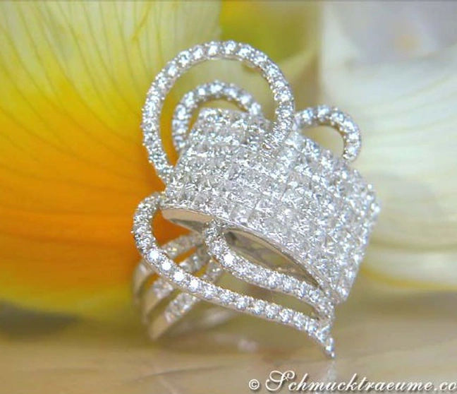 Diamantkranzring mit Prinzessinnenkrone, Detailaufnahme, weißgold, brillantbesetzt Diamantkranzring mit Prinzessinnenkrone, Detailaufnahme, weißgold, brillantbesetzt