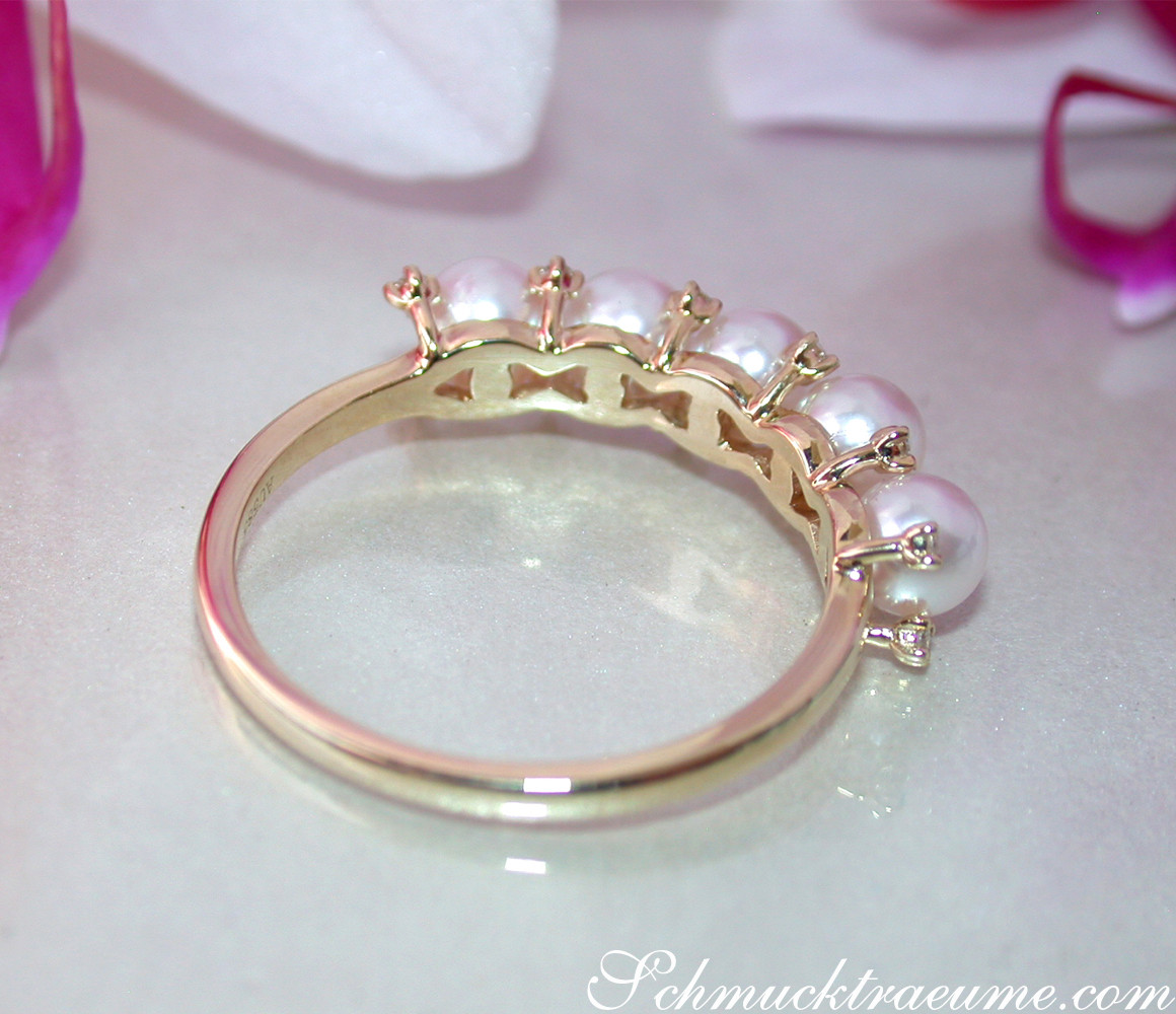 Goldener Ring mit Akoya Perlen und Diamanten, Detailaufnahme.