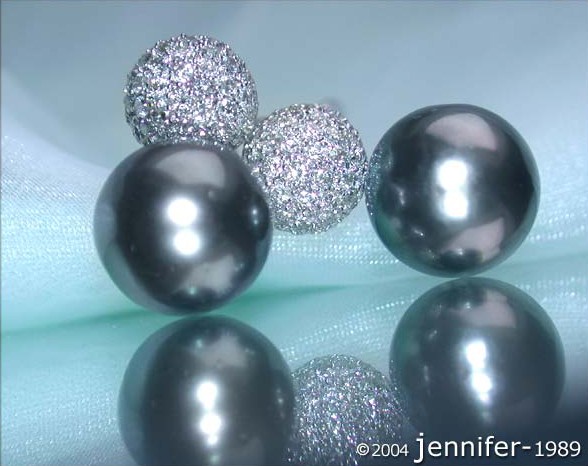 Schimmernde Tahitiperlen-Ohrstecker mit Brillanten-Pavé-Kugel auf Seidensamt