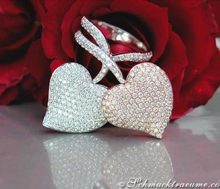 Diamant-Doppelherzring aus Weißgold und Roségold, detailreich mit Diamanten besetzt.