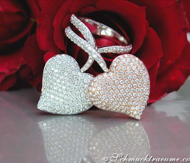 Diamant-Doppelherzring aus Weißgold und Roségold, detailreich mit Diamanten besetzt. Diamant-Doppelherzring aus Weißgold und Roségold, detailreich mit Diamanten besetzt.