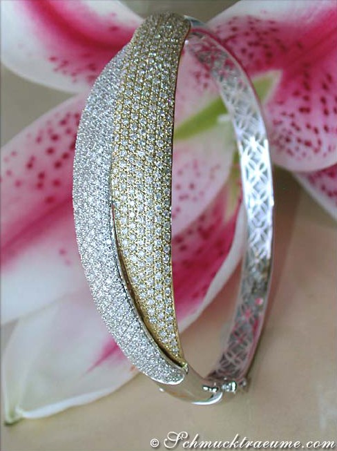 Detailaufnahme des Stattlichen Brillant-Armreifs in Weiß- & Gelbgold 750 mit Blumen im Hintergrund