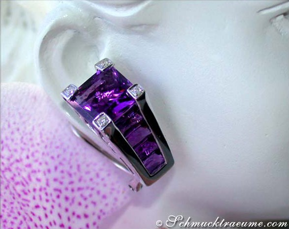 Amethyst-Diamant-Ohrstecker im Weißgold, Detailaufnahme auf modelliertem Ohr