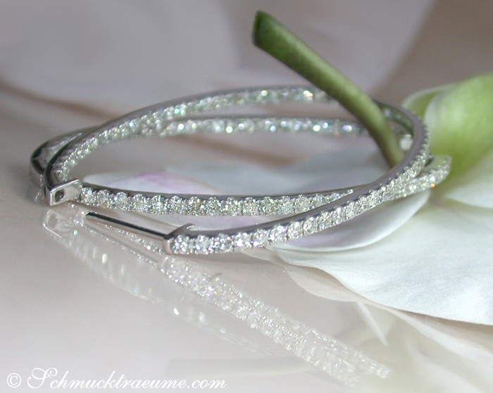 Ovale Creolen mit Brillanten auf weißem Stoff, Detailansicht