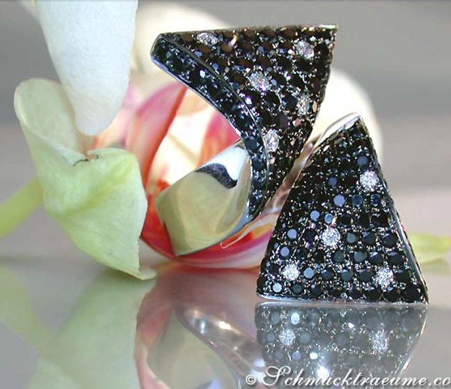 Schwarzer Diamant-Ring auf Orchidee, Detailaufnahme, Kontrastlicht, elegant Schwarzer Diamant-Ring auf Orchidee, Detailaufnahme, Kontrastlicht, elegant