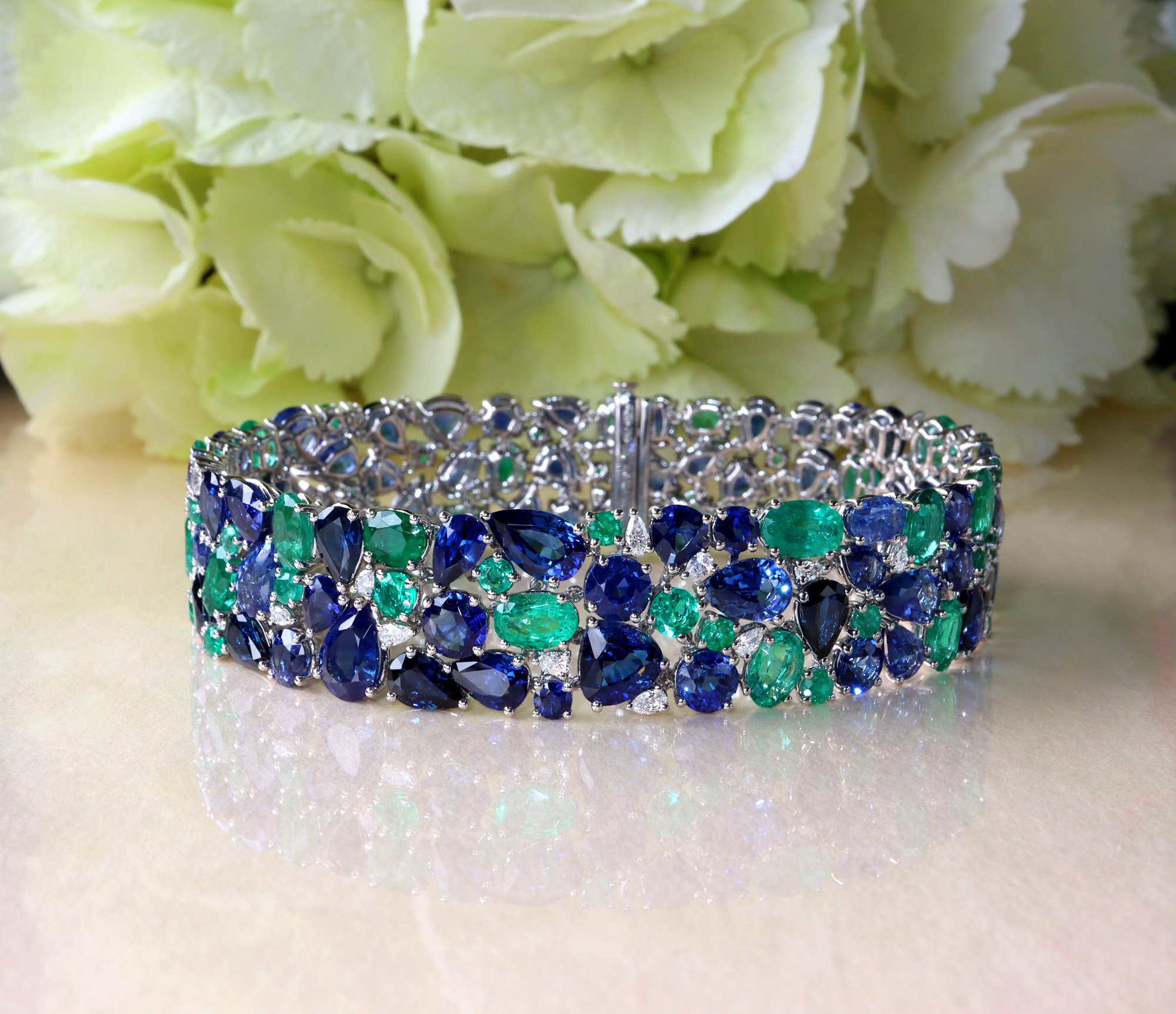 Edelstein-Armband mit Saphiren, Smaragden und Diamanten auf weißem Hintergrund