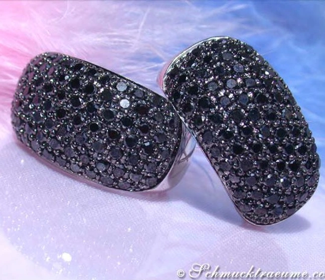 Schwarzdiamant-Ohrstecker aus Weißgold 585, detailreich, auf Federhintergrund. Schwarzdiamant-Ohrstecker aus Weißgold 585, detailreich, auf Federhintergrund.