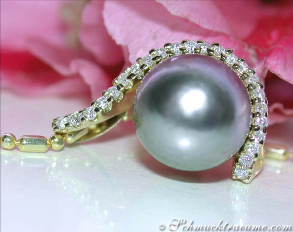 Gelbgoldanhänger mit 10-11 mm Tahitiperle und Brillantenkragen, Detailansicht