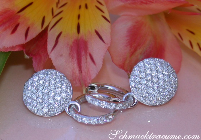 Weißgold-Brillanten-Ohrstecker mit Pave-Setzung, Detailaufnahme, elegant.