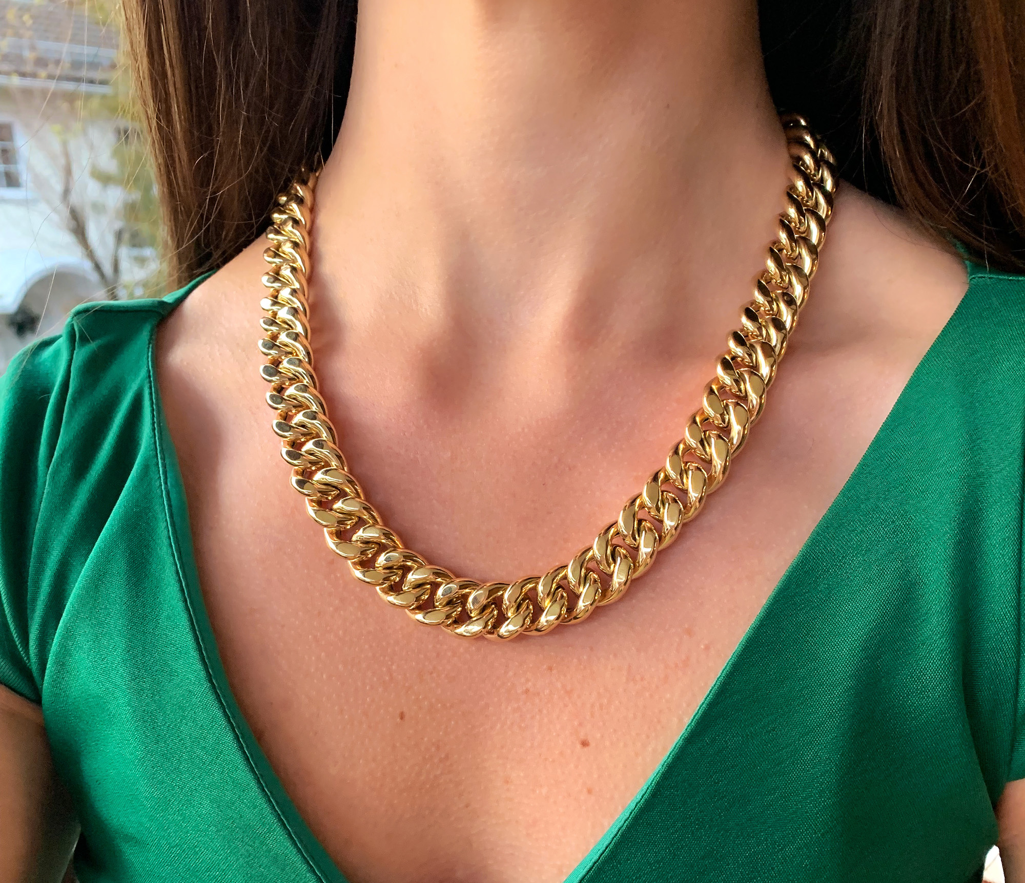 Gold-Panzer-Collier aus Gelbgold 585, 140 Gramm, getragen mit grünem Oberteil