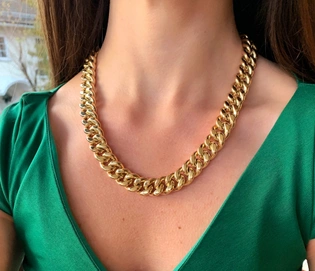 Gold-Panzer-Collier aus Gelbgold 585, 140 Gramm, getragen mit grünem Oberteil