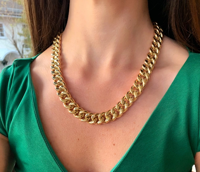 Gold-Panzer-Collier aus Gelbgold 585, 140 Gramm, getragen mit grünem Oberteil Gold-Panzer-Collier aus Gelbgold 585, 140 Gramm, getragen mit grünem Oberteil