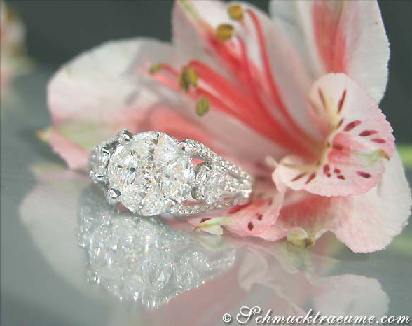 Blumiger Hintergrund, Diamantring im Illusion-Design, hochwertige Fassung, VVS/IF Diamanten, Weißgold 750