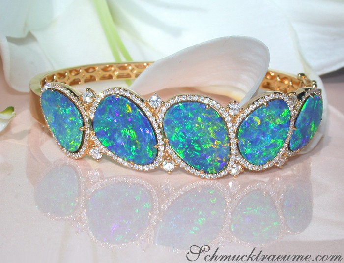 Goldener Boulder Opal Armreif mit Diamanten, detailreich, elegant auf weißem Hintergrund.