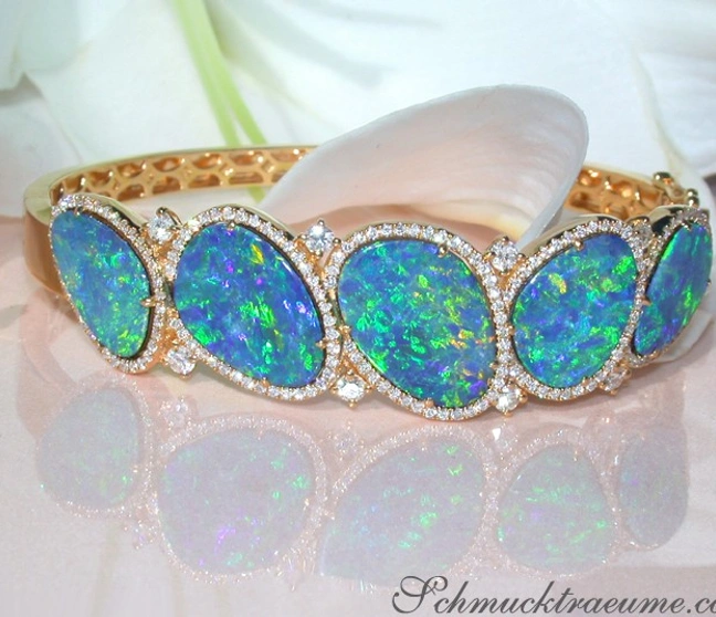 Goldener Boulder Opal Armreif mit Diamanten, detailreich, elegant auf weißem Hintergrund. Goldener Boulder Opal Armreif mit Diamanten, detailreich, elegant auf weißem Hintergrund.