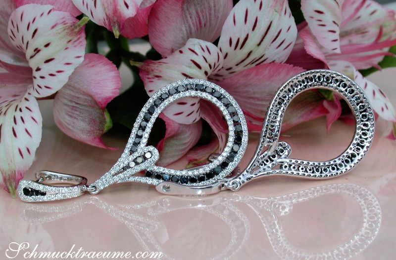 Schmucktraeume.com: Diamant-Ohrgehänge mit schwarzem Diamantbesatz, 4,5 cm lang, Weißgold 750