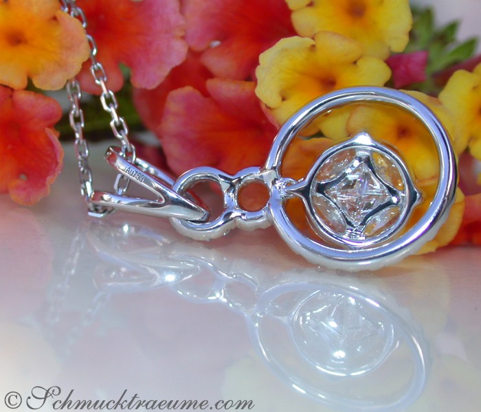 Silberner Anhänger mit Princess & Marquise Diamanten, detailreiches Design, im Illusion-Stil.