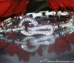 Silbernes Diamantenarmband mit Verzierungen auf glänzender Oberfläche
