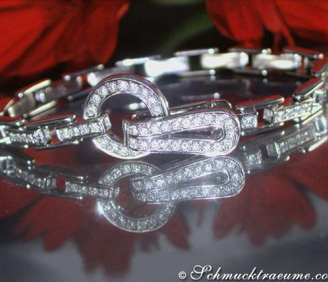 Silbernes Diamantenarmband mit Verzierungen auf glänzender Oberfläche Silbernes Diamantenarmband mit Verzierungen auf glänzender Oberfläche