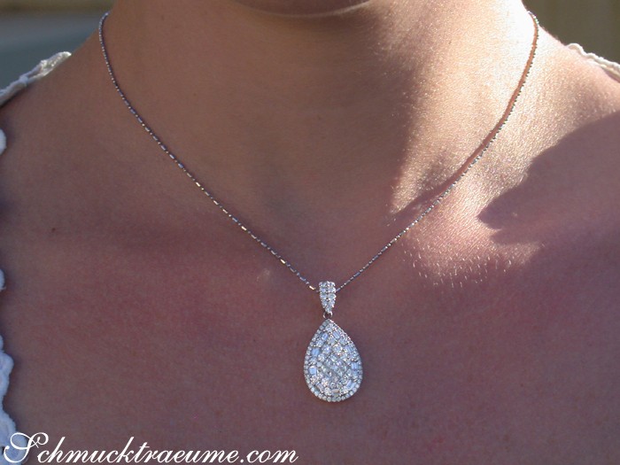 Detailansicht des Diamant-Tropfen-Anhängers in Weißgold, elegant getragen