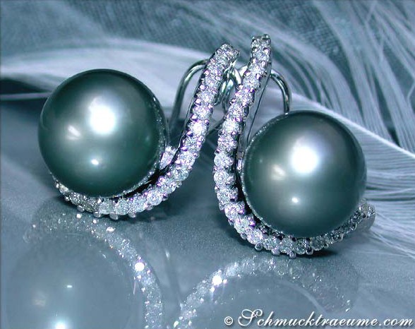 Detailansicht von Tahitiperlen-Ohrsteckern mit Brillantenkragen in Weißgold 585