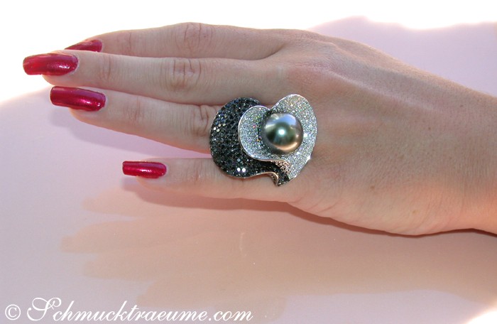 Schmuckstück mit Tahitiperle und Diamanten, Detailaufnahme, Handmodellierung.