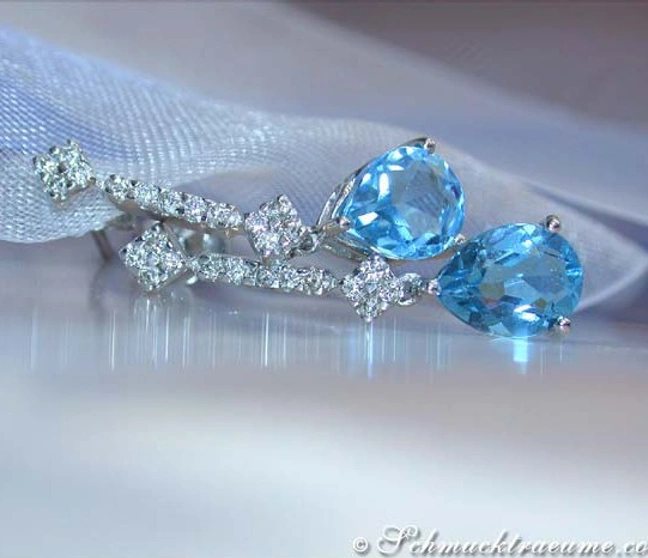 Blautopas-Tropfen-Ohrringe mit Diamanten auf Schleier, detailreich, elegant. Blautopas-Tropfen-Ohrringe mit Diamanten auf Schleier, detailreich, elegant.