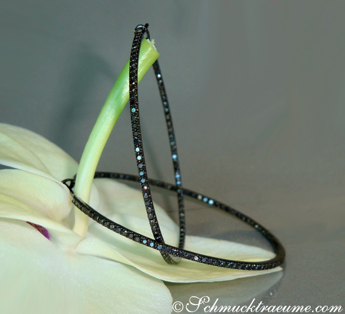 Schwarze Diamant-Creolen mit 1.430 Karat in Weißgold 585, Detailaufnahme auf Lilienblüte.