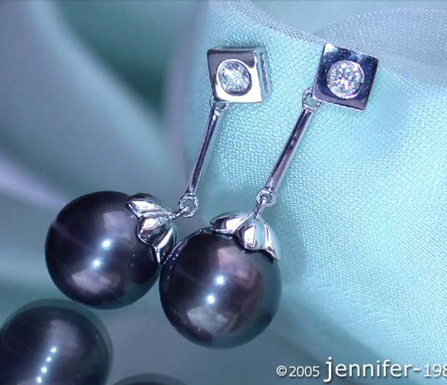 Weißgold-Tahitiperlen-Ohrstecker mit Brillanten, Detailaufnahme, elegant und zeitlos. Weißgold-Tahitiperlen-Ohrstecker mit Brillanten, Detailaufnahme, elegant und zeitlos.