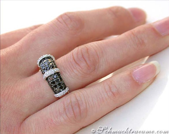 Schwarz-Weiß-Diamant-Ring mit 1.190 Karat, Weißgold 585, Detailaufnahme auf Handfinger.