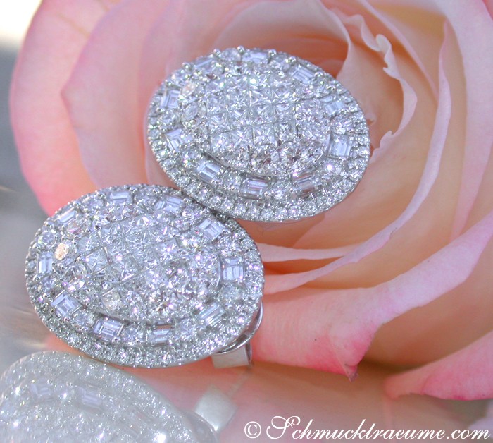Prinzess- und Baguette-Diamant-Ohrstecker auf rosa Rose