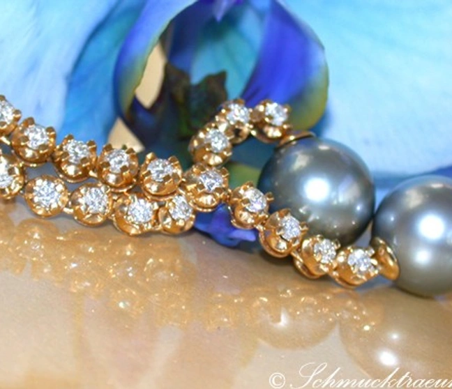 Tahitiperlen-Ohrgehänge mit Brillanten, golden, detailreich, blauer Hintergrund, femininer Look Tahitiperlen-Ohrgehänge mit Brillanten, golden, detailreich, blauer Hintergrund, femininer Look