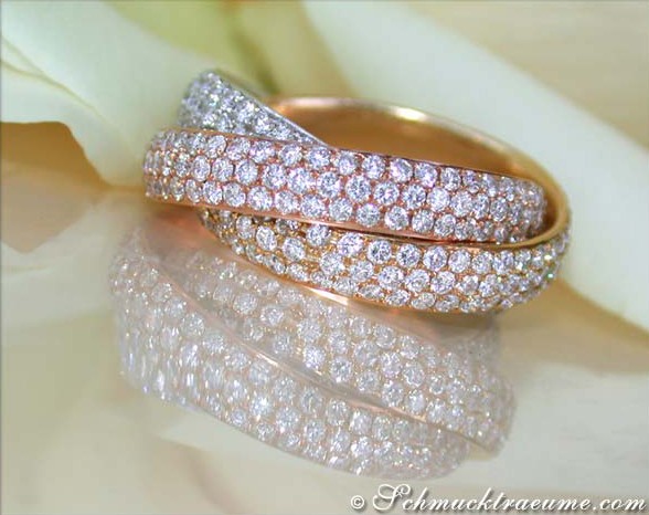 Dreifach verschlungener Brillanten-Ring aus Weiß-, Gelb- und Roségold, detailreich, elegant.