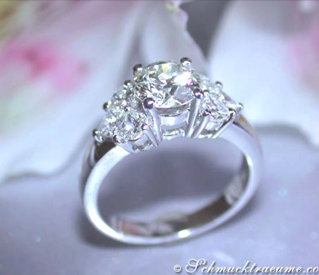 Weißgold-Ring mit 1 ct. Diamant im Herz-Design, Detailaufnahme Weißgold-Ring mit 1 ct. Diamant im Herz-Design, Detailaufnahme