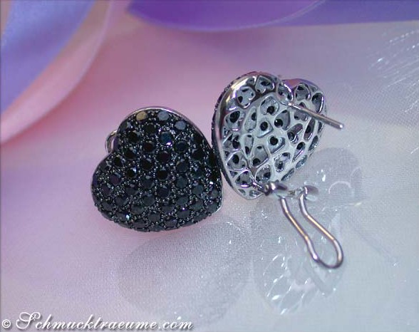 Schwarze Diamant Herz Ohrstecker, Detailansicht, Herzform, glänzend, elegant, weißgold 585