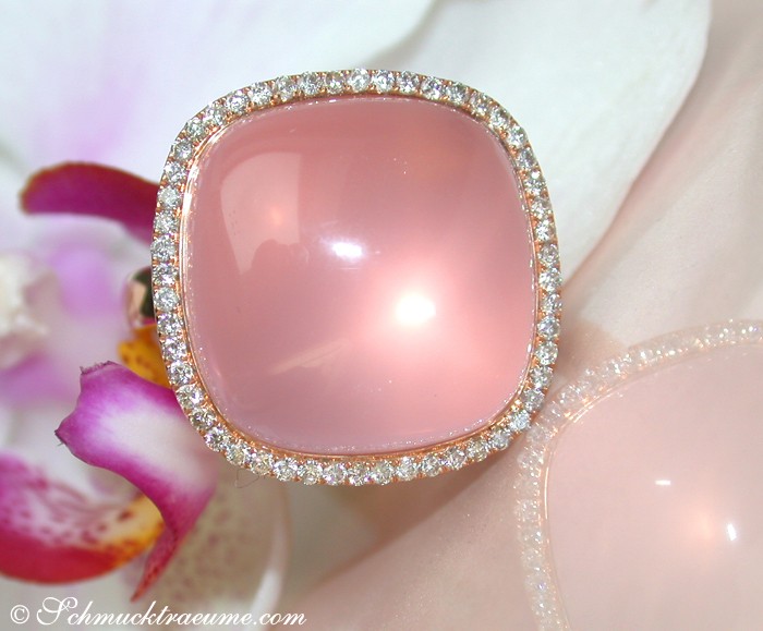 Detailansicht des prächtigen Rosenquarz-Rings mit Diamanten in Roségold.