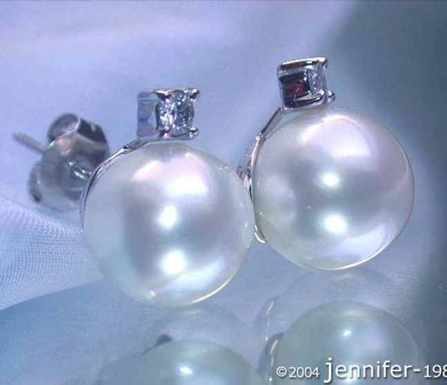 Weißgold 585 Ohrstecker mit großen Perlen und Brillanten, Detailansicht. Weißgold 585 Ohrstecker mit großen Perlen und Brillanten, Detailansicht.