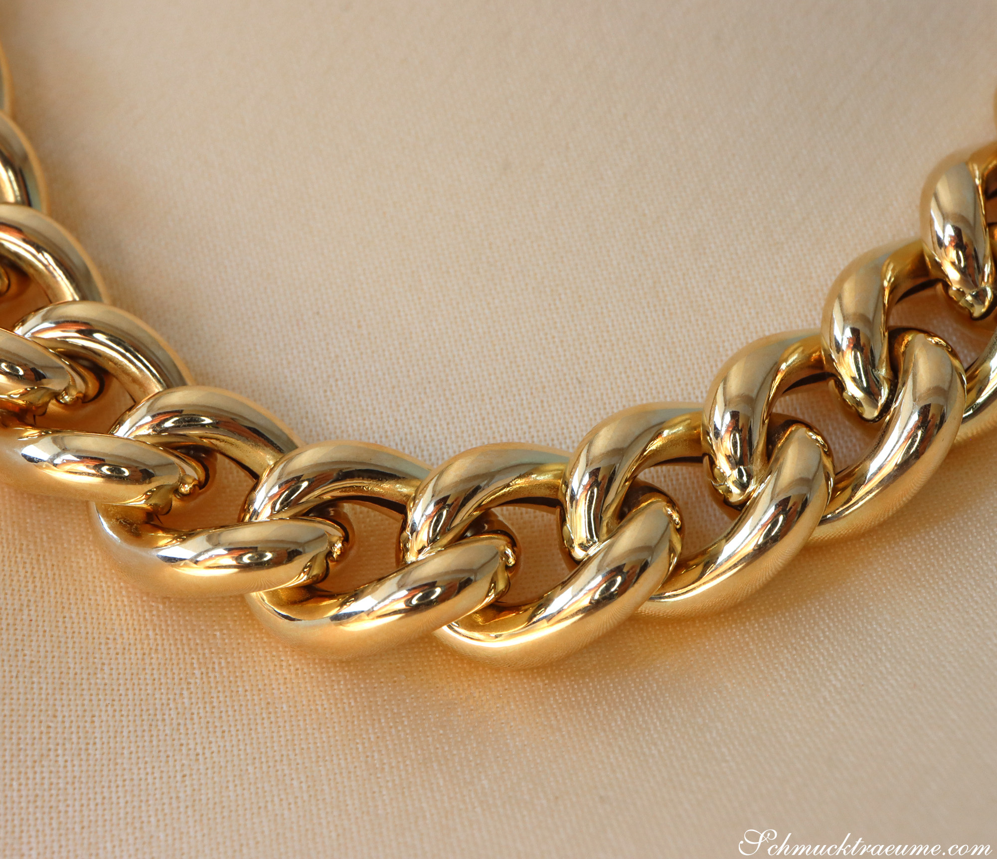 Goldene Panzerkette in Gelbgold 585: Detailaufnahme der robusten, glänzenden Verbindungskette.