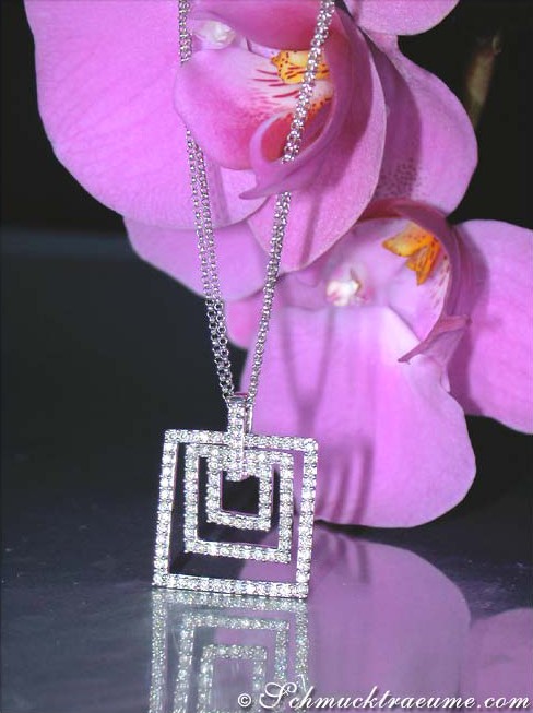 Klare Linien, Chic: Quadratischer Diamanten-Anhänger an Kette, Detailaufnahme, dunkler Hintergrund