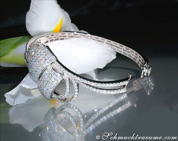 Luxuriöser Diamant-Armreif mit 5.360 Karat, 750er Weißgold, auf Blume platziert