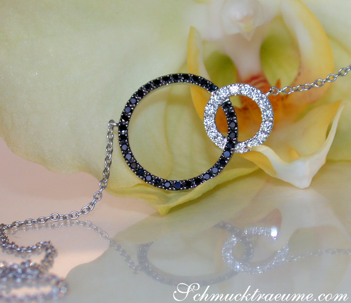 Kreisförmige Halskette mit schwarzen & weißen Diamanten auf Rosenblatt.