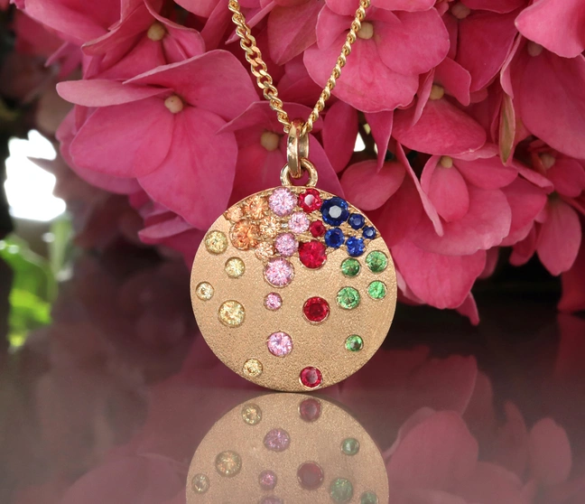 Gelbgold-Halskette mit Saphiren, Rubinen und Tsavorites auf satiniertem Grund Gelbgold-Halskette mit Saphiren, Rubinen und Tsavorites auf satiniertem Grund