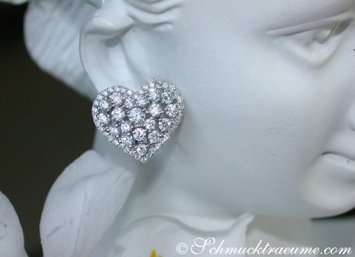 Herzform-Ohrstecker aus Weißgold 750 mit Diamanten, Detailaufnahme