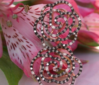 Rosen-Ohrstecker aus Roségold 585 mit naturbraunen & weißen Brillanten