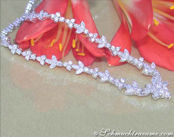 Floraler Diamant-Collier aus Weißgold, detailreich, elegant, auf Blütenblättern platziert