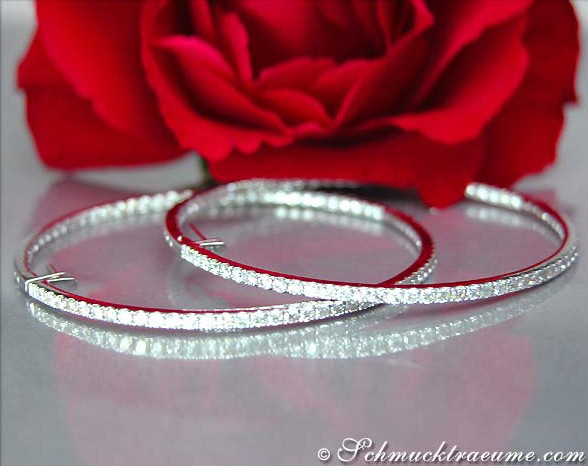 Weißgold Creolen mit Brillanten, groß, 5,30 cm, vor roter Rose, elegant.