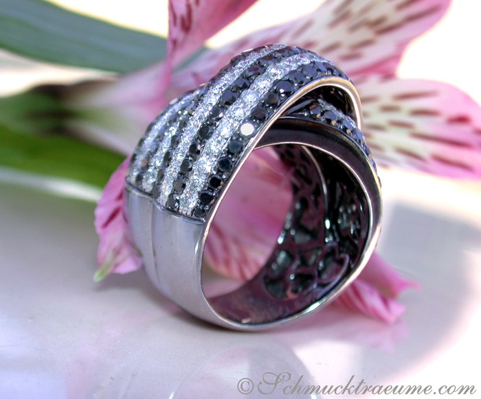 Schwarzer Diamantenring mit Kreuzungsdetail auf Blume, elegant verarbeitet