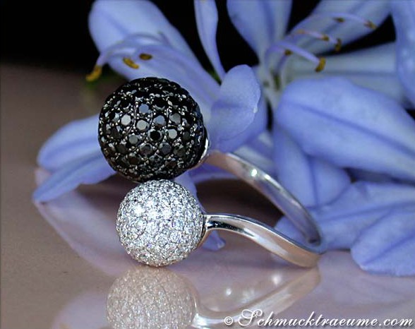 Weißgold-Ring mit schwarzen und weißen Diamanten, Detailaufnahme auf Blüte.