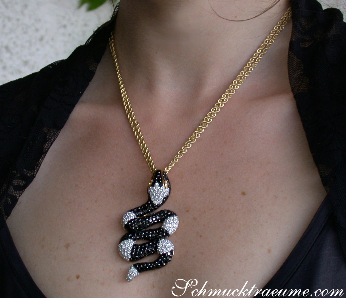 Schlangenanhänger mit schwarzen & weißen Diamanten, Gelbgold 750, detailgetreu getragen.